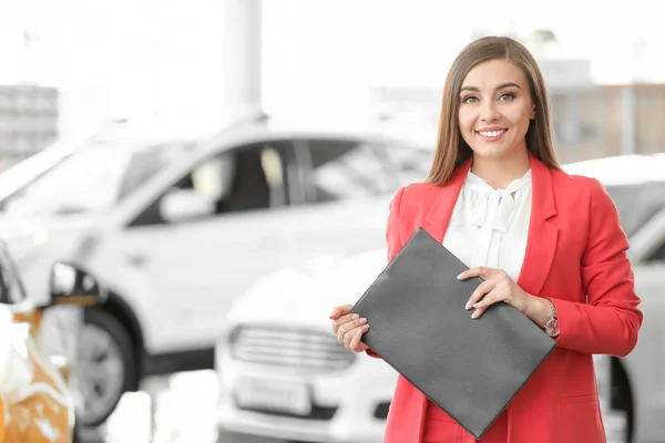 Giovane Donna Con Appunti Salone Auto — Foto Stock