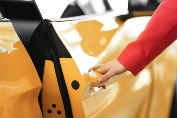 Mujer Joven Abriendo Puerta Coche Nuevo Primer Plano — Foto de Stock