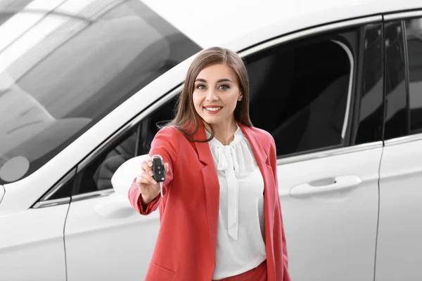 Νεαρή Γυναίκα Κρατά Κλειδί Του Αυτοκινήτου Στο Σαλόνι — Φωτογραφία Αρχείου