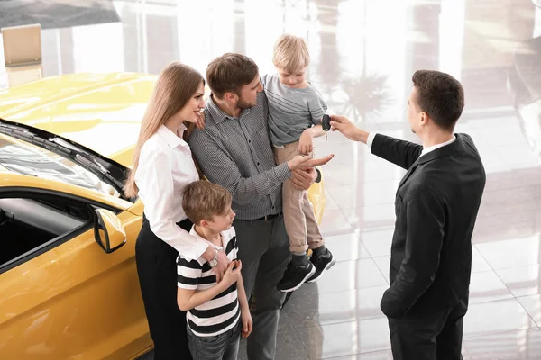 Vendedor Dando Chave Carro Para Família Jovem Salão — Fotografia de Stock