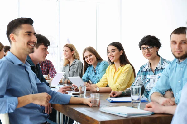 Jóvenes Con Formación Empresarial Cargo — Foto de Stock