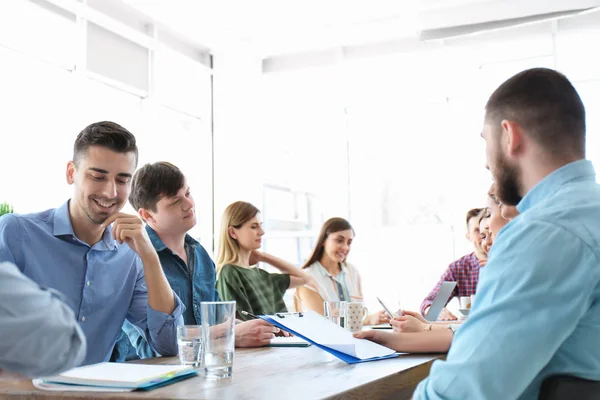 Jóvenes Con Formación Empresarial Cargo — Foto de Stock