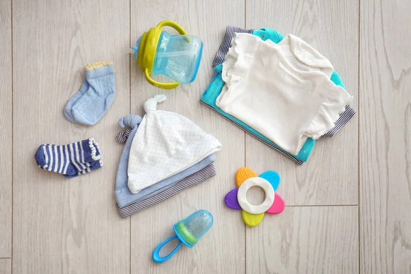 Plat lag samenstelling met trendy kinderkleding op houten achtergrond — Stockfoto