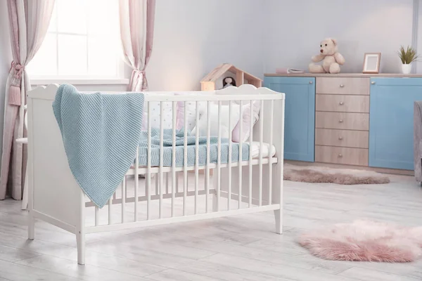 婴儿房室内有舒适的婴儿床 — 图库照片