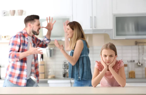 Ongelukkig Meisje Zittend Aan Tafel Terwijl Ouders Ruzie Keuken — Stockfoto