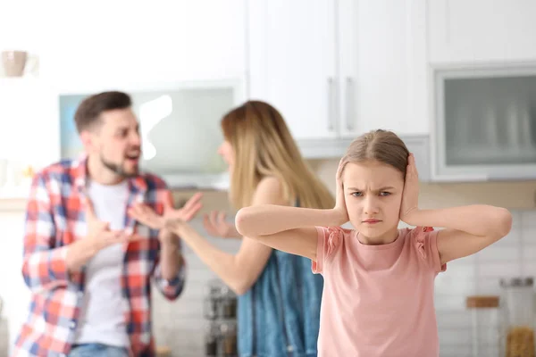 Ongelukkig Meisje Zittend Aan Tafel Terwijl Ouders Ruzie Keuken — Stockfoto