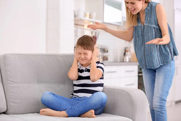 Madre Litigando Con Figlio Casa — Foto Stock