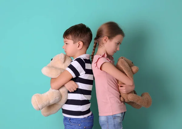 Frère Argumenter Avec Sœur Sur Fond Couleur — Photo