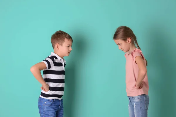Brother Arguing Sister Color Background — Stock Photo, Image