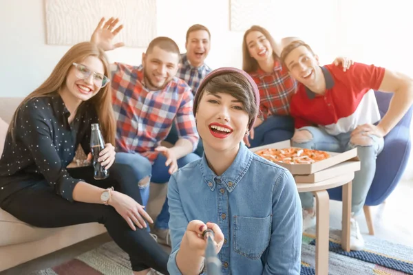 Felices Amigos Tomando Selfie Interiores —  Fotos de Stock