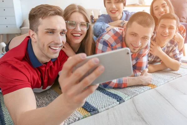Felices Amigos Tomando Selfie Interiores — Foto de Stock