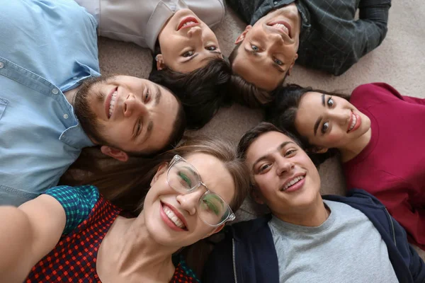 Amigos Felizes Tomando Selfie Dentro Casa — Fotografia de Stock