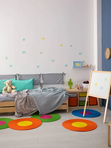 Quarto infantil moderno interior com cama confortável — Fotografia de Stock