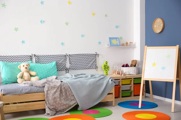 Chambre enfant moderne intérieur avec lit confortable — Photo