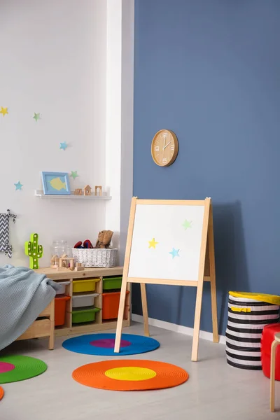 Сучасний інтер'єр дитячої кімнати зі зручним ліжком — стокове фото