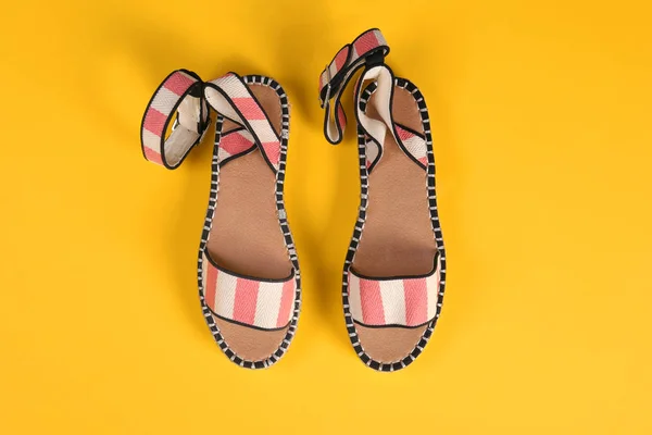 Par de zapatos femeninos sobre fondo de color, vista superior —  Fotos de Stock
