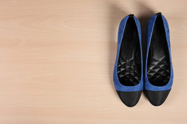 Пара обуви на деревянном фоне, вид сверху — стоковое фото
