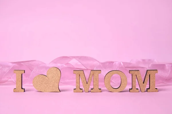 Phrase "I LOVE MOM" made of wooden letters and heart on color background. Happy Mother's Day — Stock Photo, Image