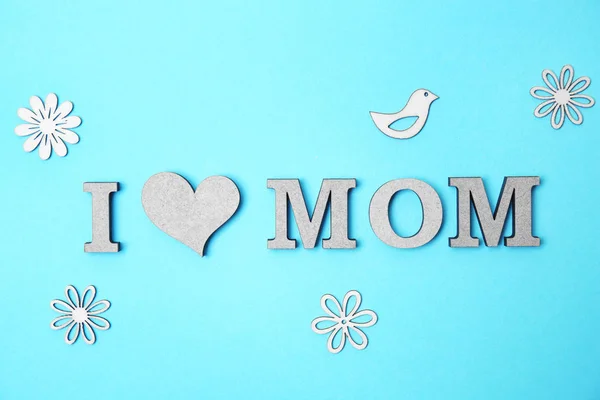 Frase "ME ENCANTA MAMÁ" hecha de letras sobre fondo de color. Feliz Día de la Madre —  Fotos de Stock