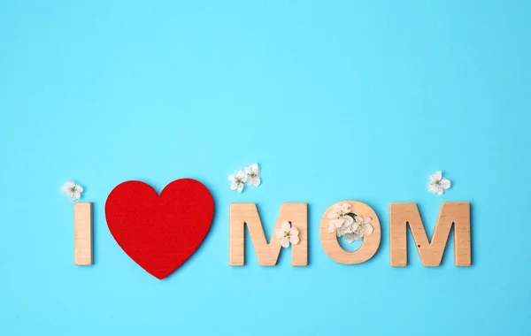 Satz "i love mom" aus Buchstaben und rotem Herz auf farbigem Hintergrund. Glücklicher Muttertag — Stockfoto