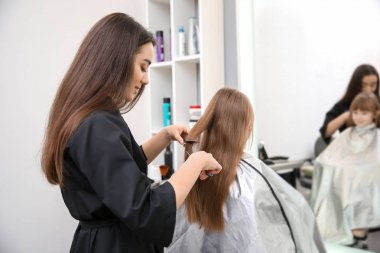 Profesyonel Bayan Kuaför Salonu, küçük kız ile çalışma