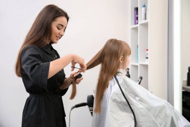 Profesyonel Bayan Kuaför Salonu, küçük kız ile çalışma