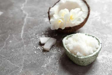 Gri arka plan üzerinde doğal coconut scrub ile kase
