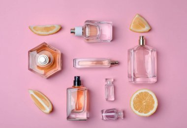 Şişe parfüm ve limon rengi arka planda, üstten görünüm