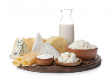 Beyaz arka planda farklı süt ürünleri