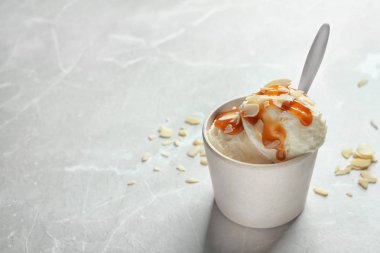 Açık renkli karamelli dondurma ile kase