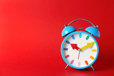 Çalar saat renk arka plan üzerinde. Zaman değişim kavramı