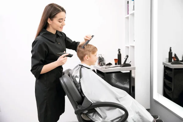 Professionelle Friseurin Arbeitet Mit Kleinem Jungen Salon — Stockfoto