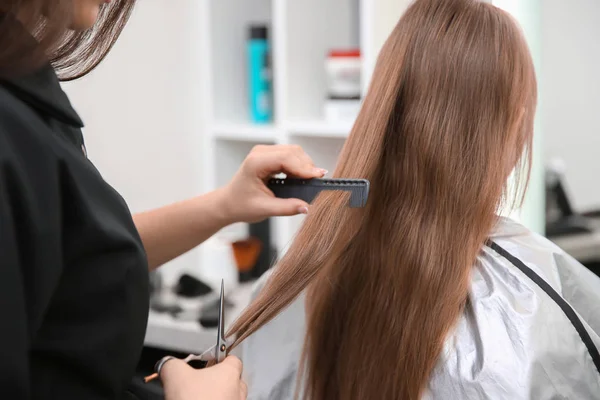 Profesionální ženské kadeřnice pracují s malou holkou v salonu — Stock fotografie