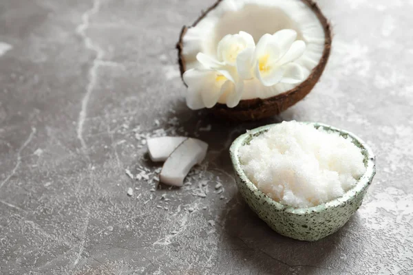 Gri arka plan üzerinde doğal coconut scrub ile kase