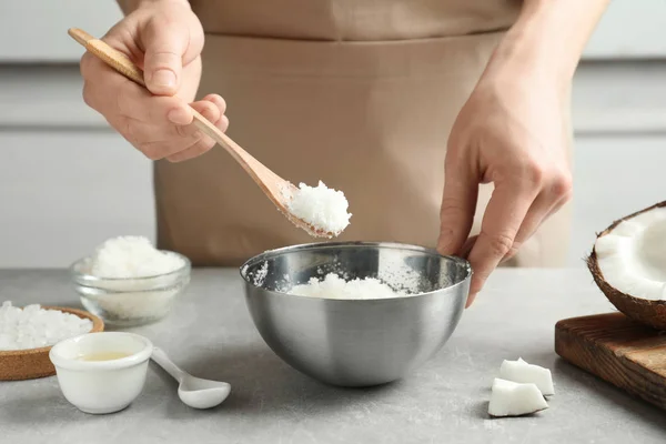 Mulher preparando esfoliação corpo natural — Fotografia de Stock