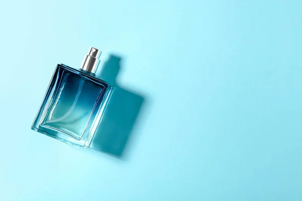 Flasche Parfüm auf farbigem Hintergrund, Draufsicht — Stockfoto