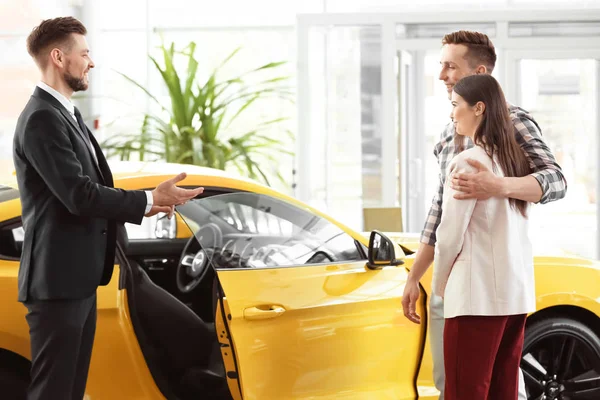 Pareja Joven Comprando Coche Nuevo Salón — Foto de Stock