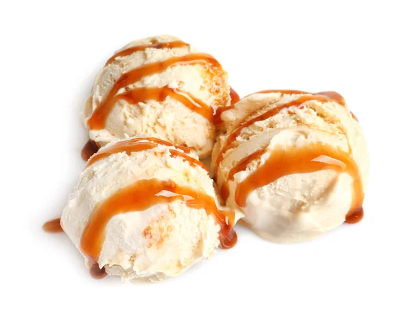 Смачне морозиво з карамельним соусом на білому тлі — стокове фото