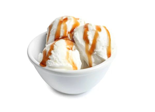 Gustoso gelato con salsa al caramello in ciotola su fondo bianco — Foto Stock