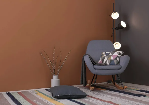 Moderne woonkamer interieur met comfortabele schommelstoel en mooie tapijt — Stockfoto