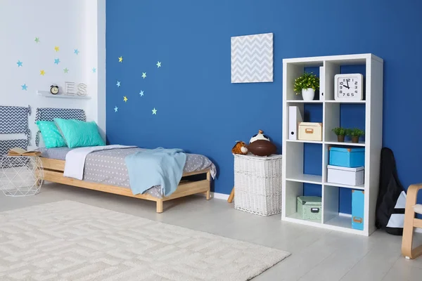 快適なベッドとモダンな子供部屋インテリア — ストック写真