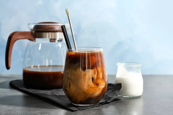 Glas mit kaltem Brühkaffee und Milch auf dem Tisch — Stockfoto