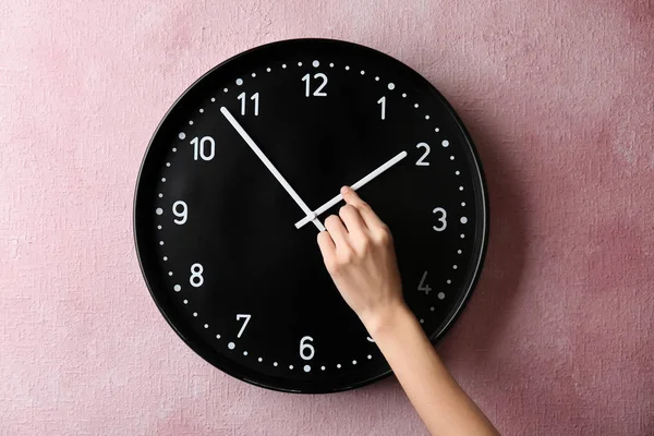 Femme changement de temps sur grande horloge murale — Photo