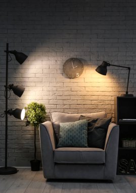 İç modern lambalar ile oturma odası