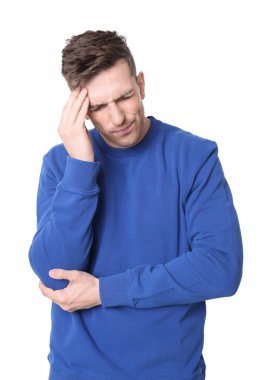 Beyaz arka planda baş ağrısı çeken genç bir adam.