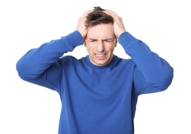 Beyaz arka planda baş ağrısı çeken genç bir adam.