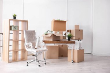 Malzeme odasında ile karton kutularda. Ofis hareket kavramı