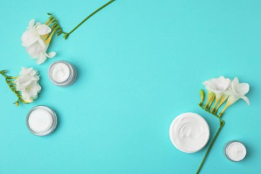 Renk arka plan üzerinde kozmetik ürünleri ile düz yatıyordu kompozisyon