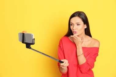 Genç ve güzel bir kadın selfie çekiyor.