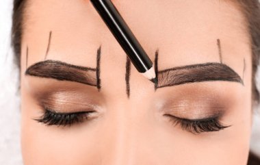 Genç kadın kaş kalıcı makyaj yordamı için closeup hazırlanıyor güzellik uzmanı
